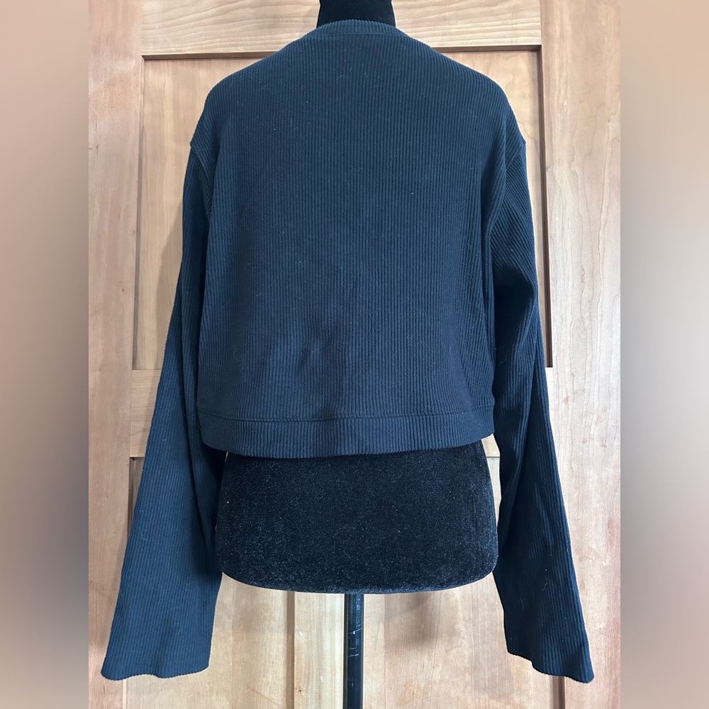Ingrid & Isabel Black V-Neck Cropped Sweatshirt - Picture 2 of 4